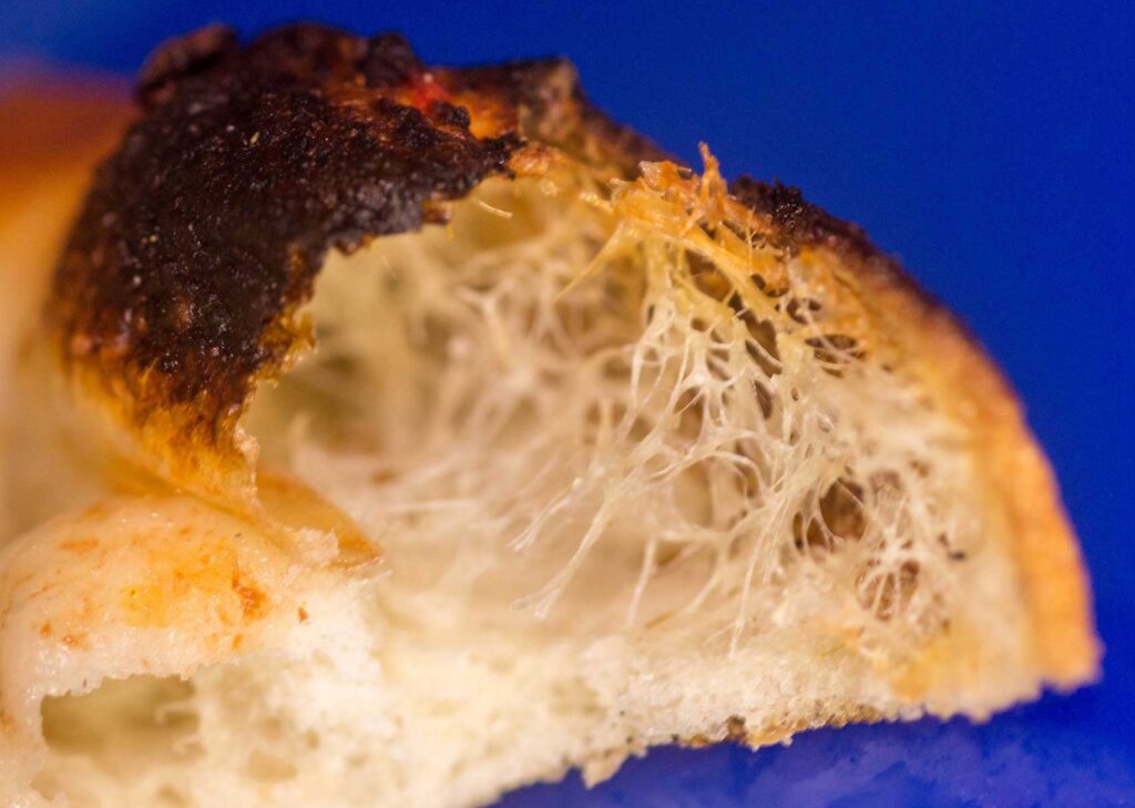 Pane in forno con una crosta dorata in formazione.