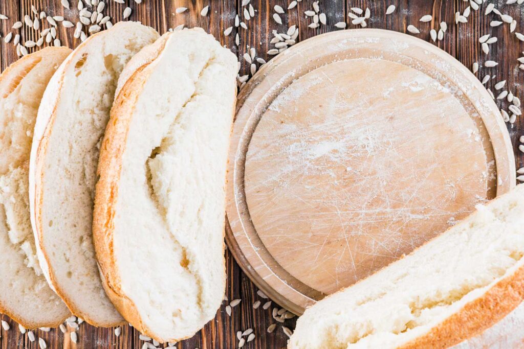 Pane toscano senza sale su un tagliere.